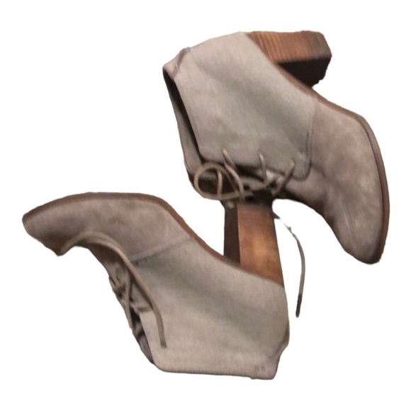 Tom Women’s Sued Tan booties size  9 W - Picture 2 of 6